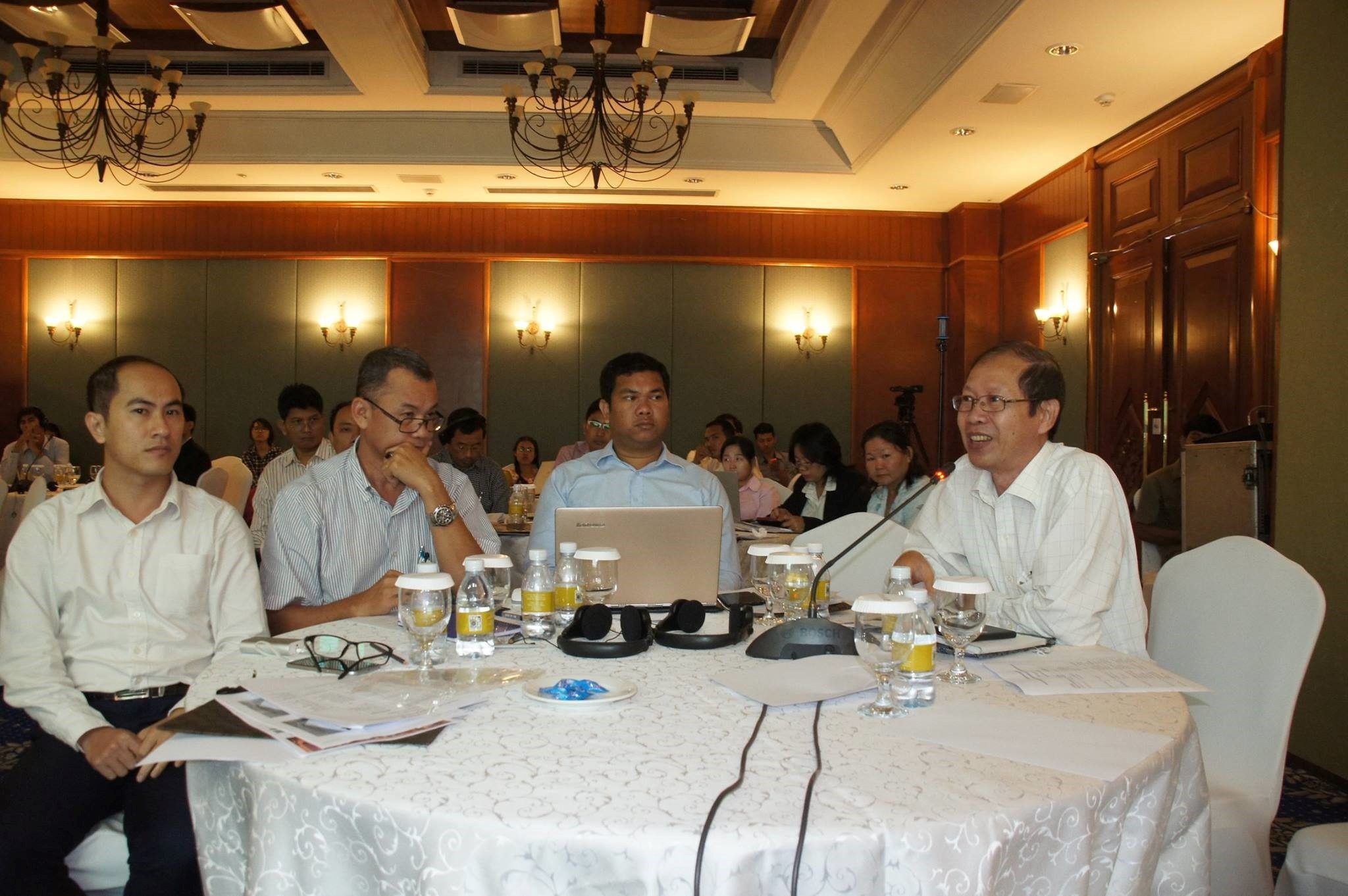 Workshop participants participate in the initial plenary discussion following the presentation of the current toolbox capabilities. The discussion gave participants an opportunity to provide their initial comments on the toolbox and to raise any questions and/or concerns.